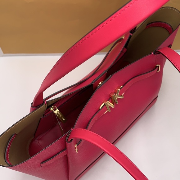 MICHAEL KORS
Reed Large Logo Belted Shoulder
Tote Bag & large wallet
Elec Pink - Picture 13 of 15